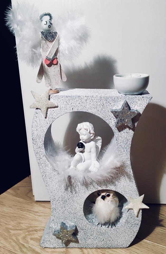 Ange sur socle avec bougie