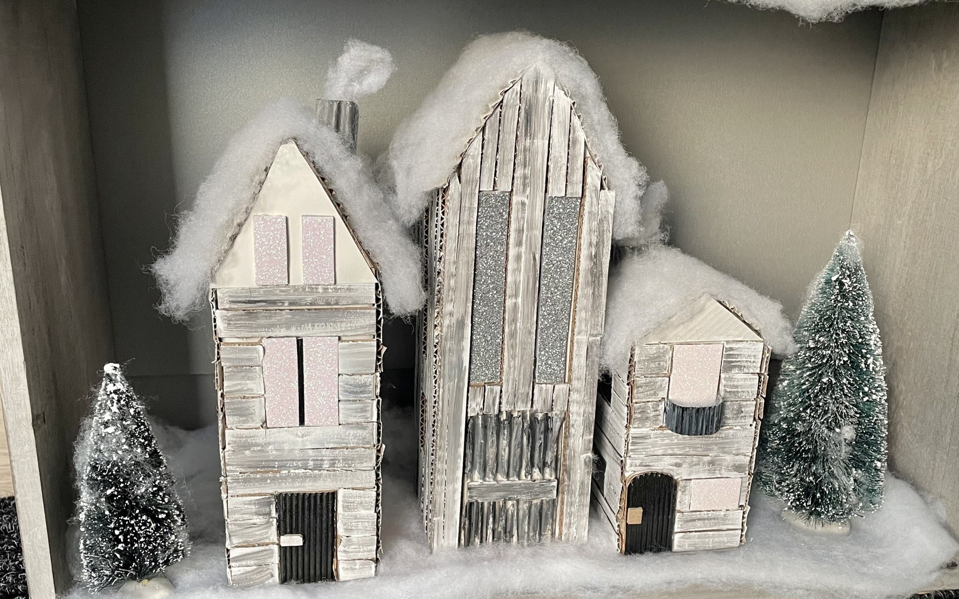 Maison de village en carton hiver