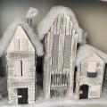 Maison de village en carton hiver